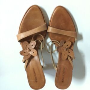 ‎DETAILS LEATHER SANDALS WITH FLOWER DETAIL.